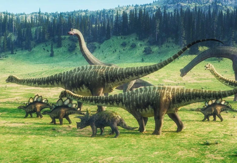 Skupina dlouhokrkých dinosaurů s menšími druhů jako stegozaur na zelené louce.
