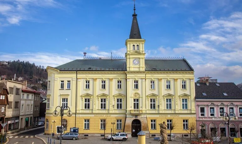 Železnobrodský radnice na náměstí v modrém dni.