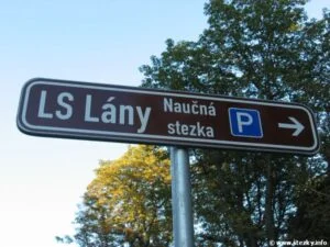Značka směr obora Lány s parkováním a naučnou stezkou