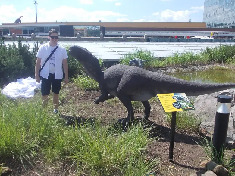 Model dinosaura Burianosaurus s mužem v exteriéru muzea.