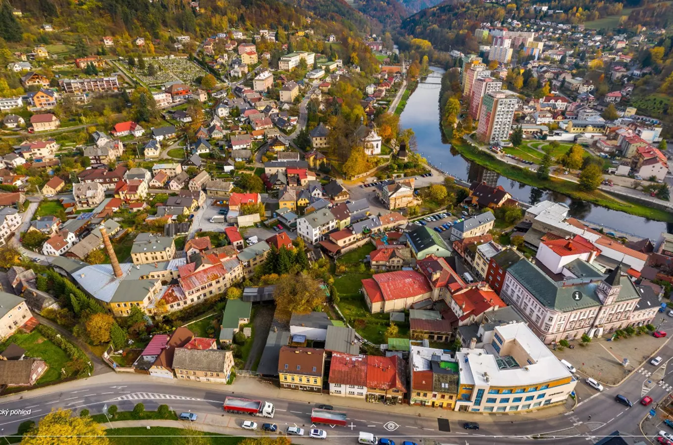 Vzdušný pohled na město Železný Brod s řekou v podzimním krajině.