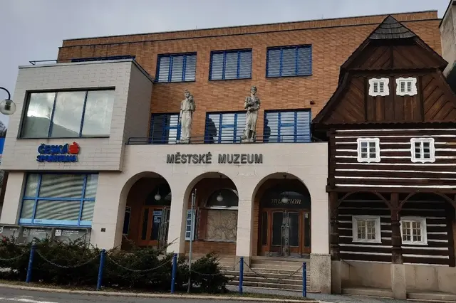 Fotografie fasády městského muzea v železném brodě