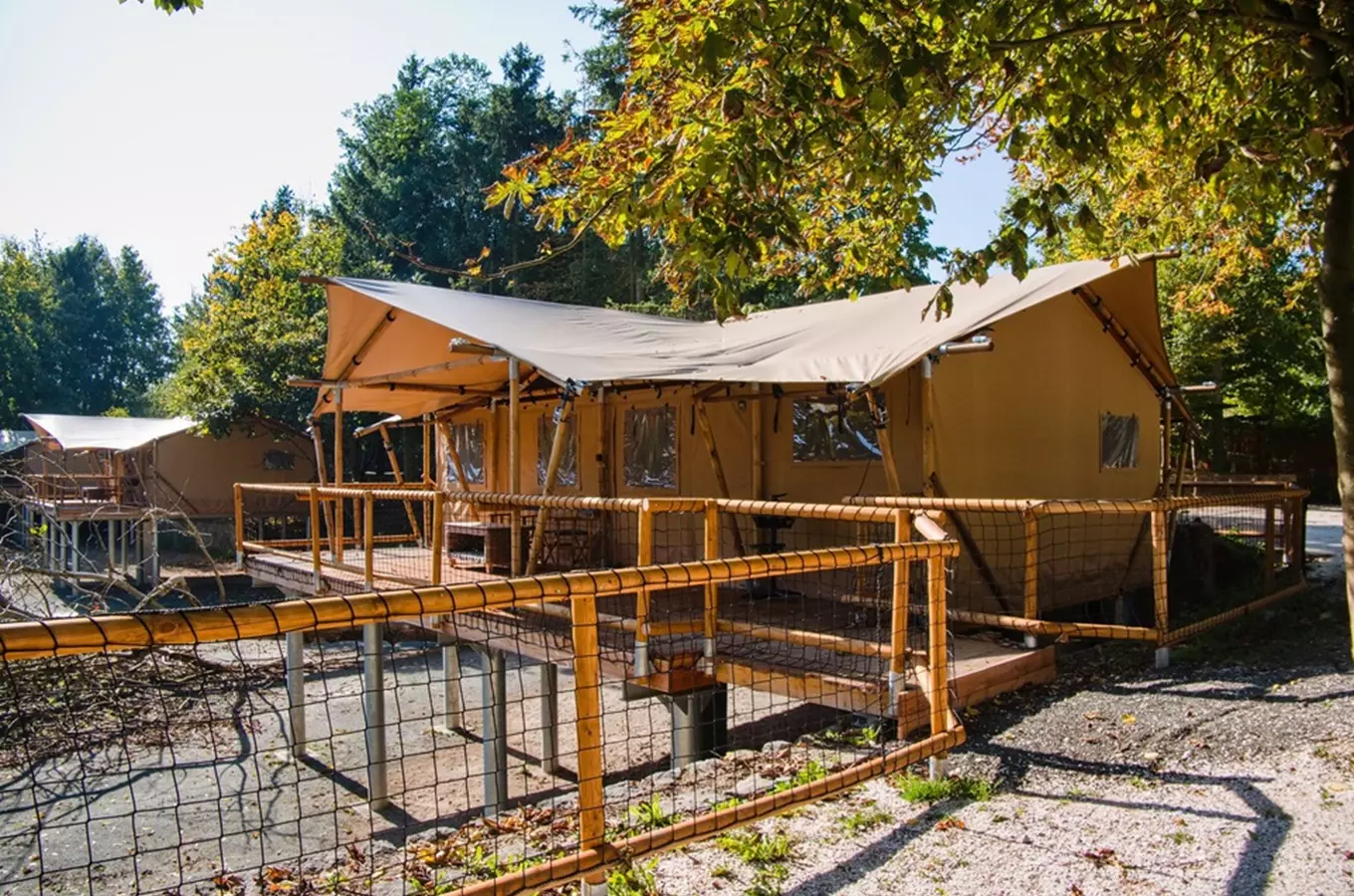 Glampinková chata v přírodě pro ubytování u Zoo Dvůr Králové