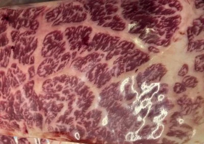 Detailní záběr na mramorovaný vnitřní tuk u surového masa z krávy nebo skotu plemene Wagyu.
