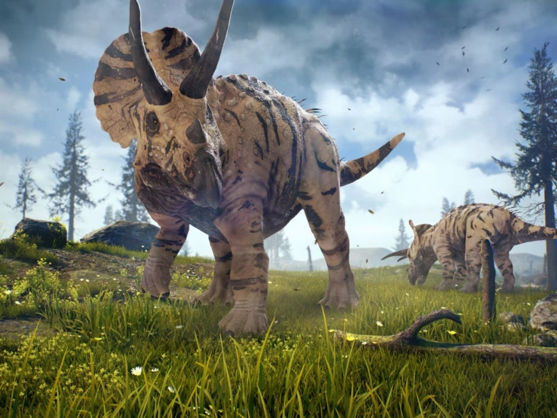 Dva triceratopsové dinosaury na trávnaté louce pod oblohou.