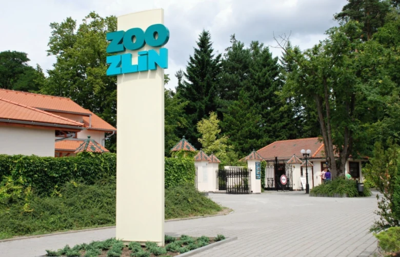 Vstupní brána zoologické zahrady Lešná ve Zlín s logem.