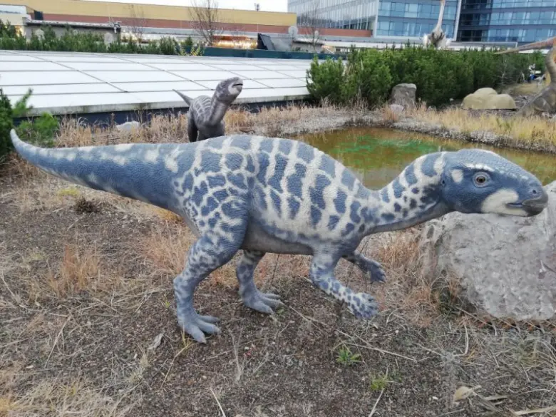 Model dinosaura Burianosaurus v expozici venkovního muzea.
