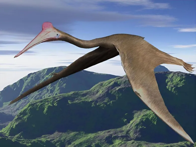 Velký létající ptakozaur Quetzalcoatlus letící nad horami
