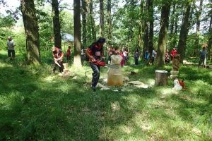 Lidé v lesní clearing u Ždírecké zoo při edukativním programu.