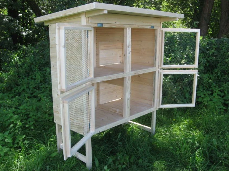 Dřevěný králičák pro chov králíků venku.