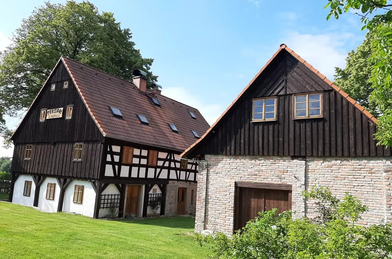Tradiční dřevěné domky v Jindřichovicích pod Smrkem.