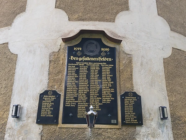 Památník padlým v roce 1914-1918 na zdi obecní budovy.