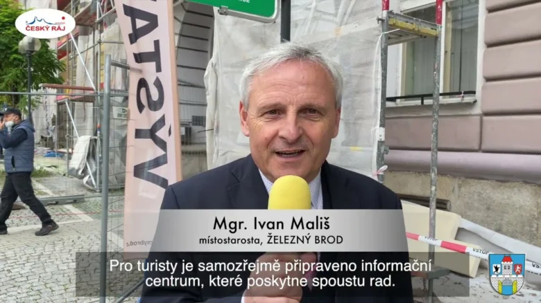Starosta Ivana Malíše mluví na staveništi v Železném Brodu.