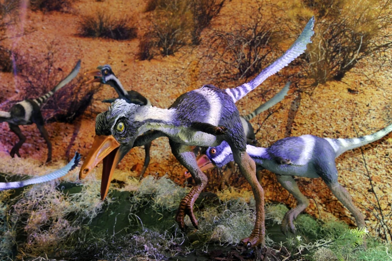 Modely dinosauřů v expozici pro děti s realistickým prostředím.