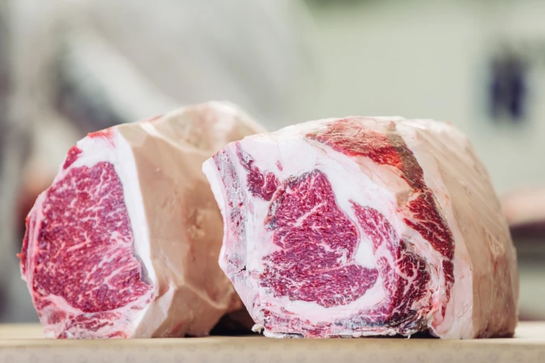 Dva kusy syrového mramorovaného masa z krávy nebo skotu plemene wagyu.