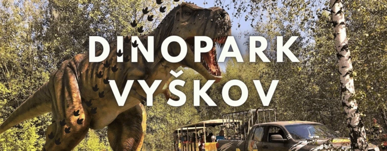 Velký dinosaurus v lese s turisty ve vozidlech na výletě.