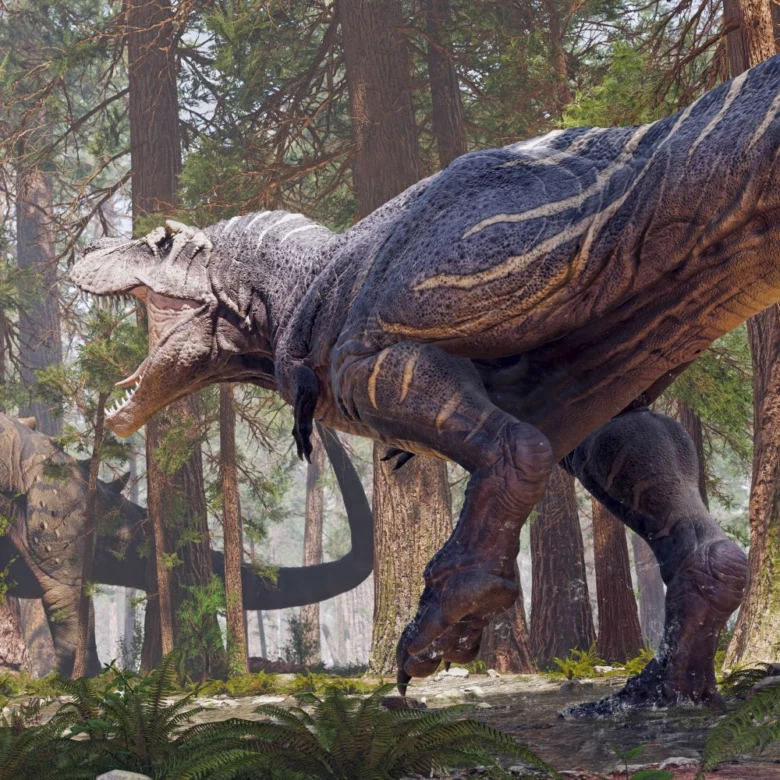 Tyrannosaurus rex v pralesním lese s paprskami slunce.