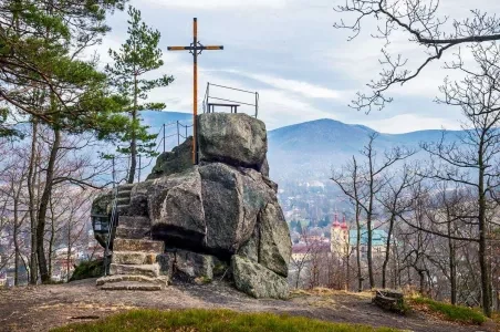Kříž na skále s výhledem do obce Jindřichovice pod Smrkem